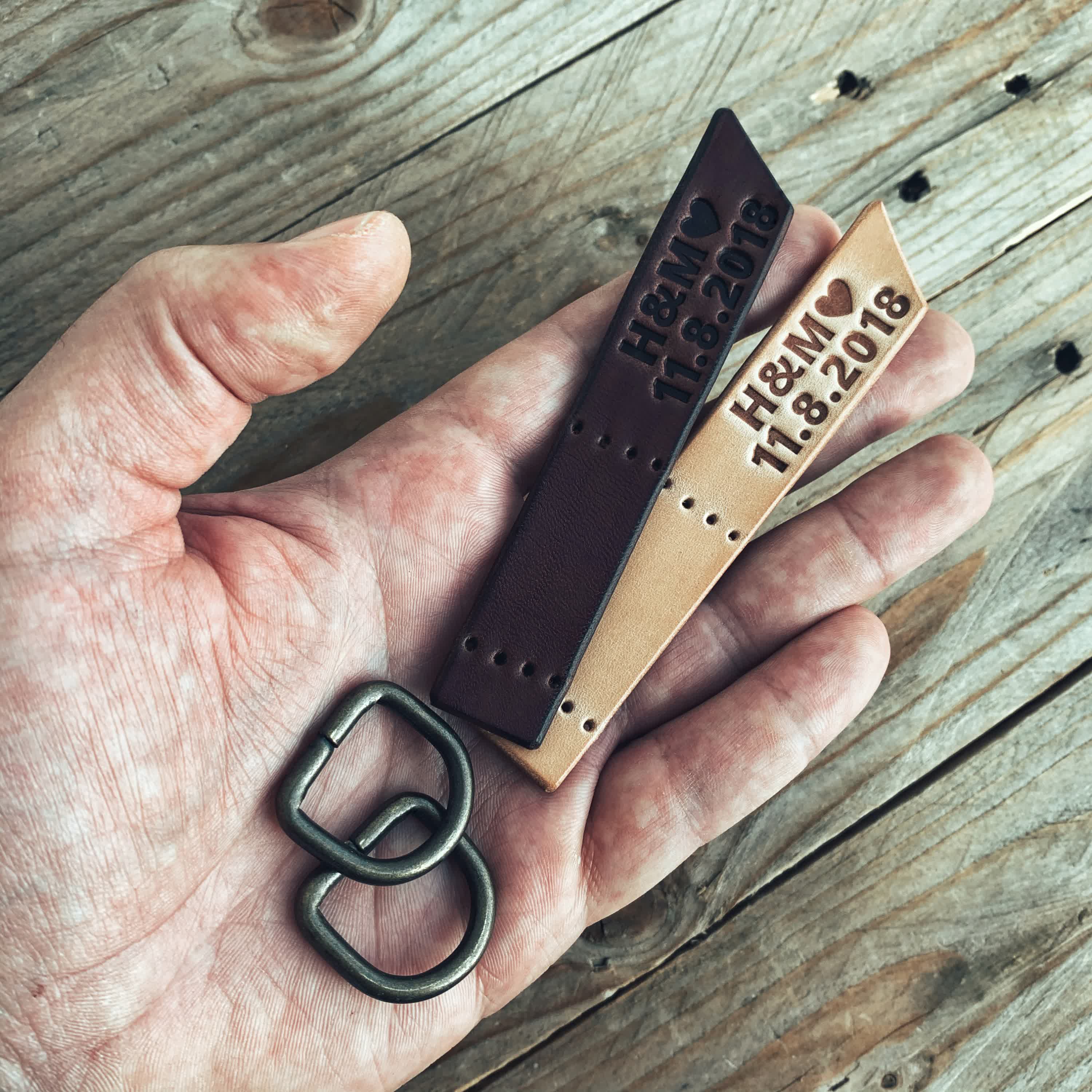 Lovecky Leather kožený přívěsek na klíče 21 s ražbou datumu a iniciálů – svatební klíčenka z pravé kůže - pohled na rozpracované klíčenky s ražbou svatebního věnování