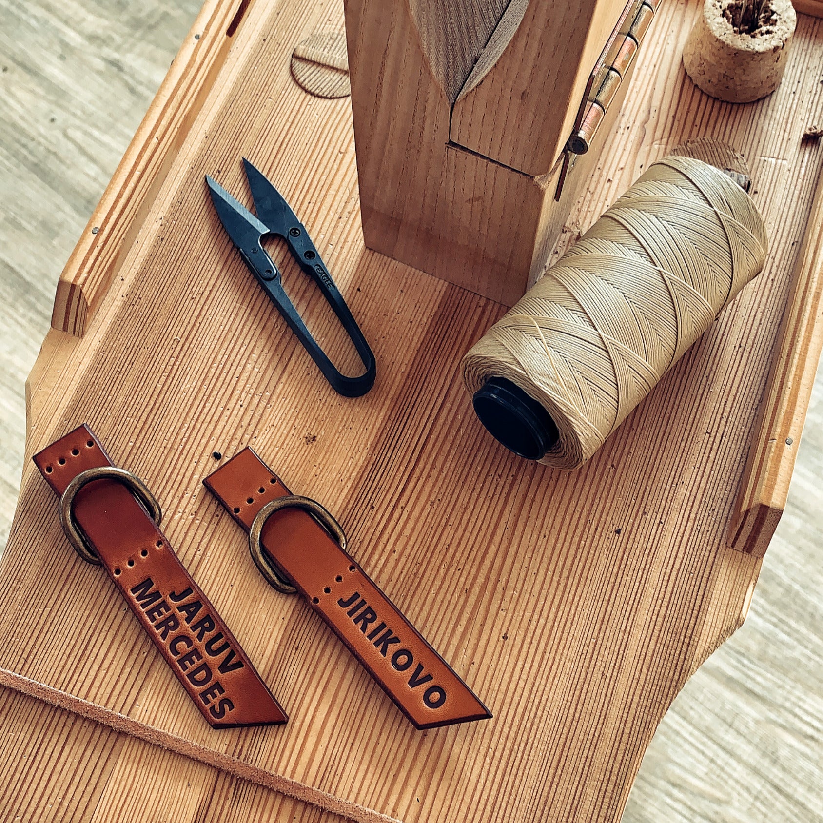 Lovecky Leather kožený přívěsek na klíče 21 s vlastním textem – ručně vyrobená klíčenka z pravé kůže