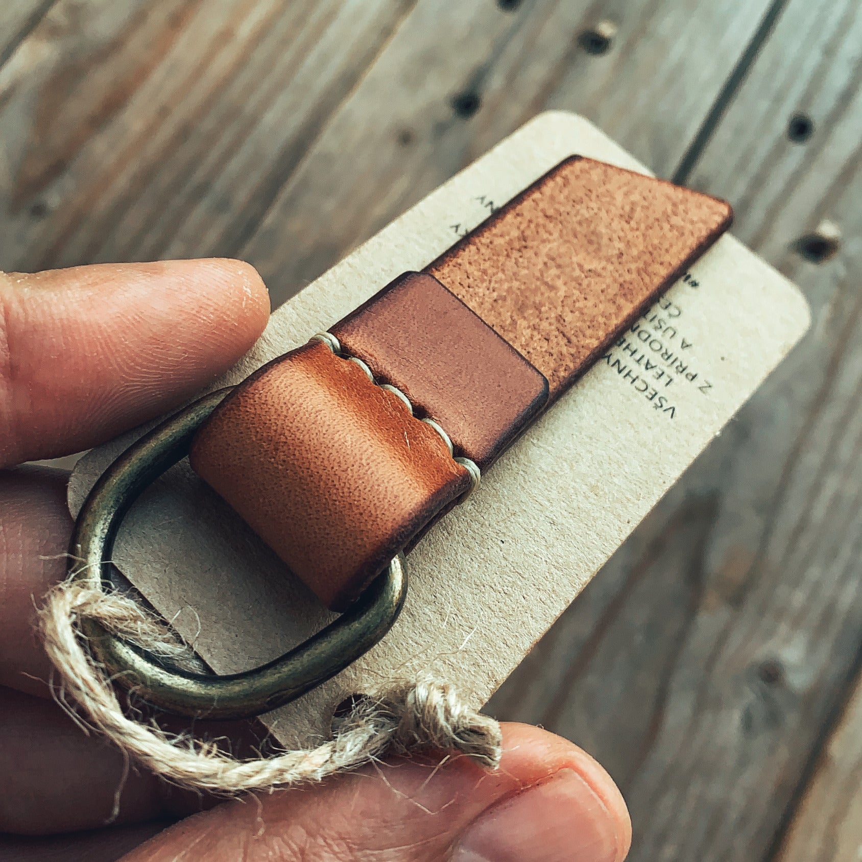 Kožený přívěsek na klíče 21 vyráběný na zakázku – ruční práce v ČR