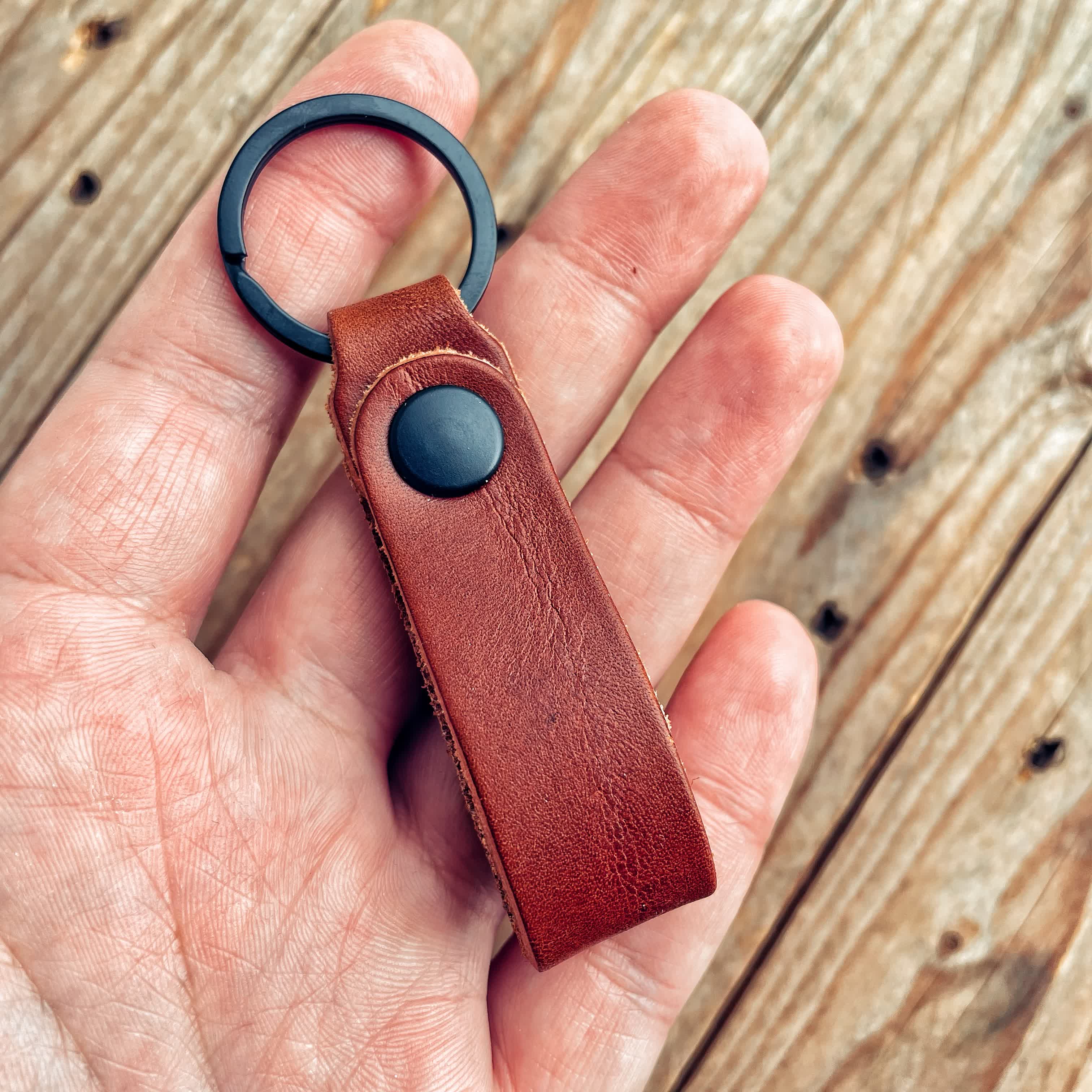 Lovecky Leather přívěsek na klíče 19 hnědý – Zachraň výrobek Z7