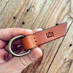 LOVECKY Leather kožený přívěsek na klíče 21 se symbolem fotoaparátu – Zachraň výrobek Z6