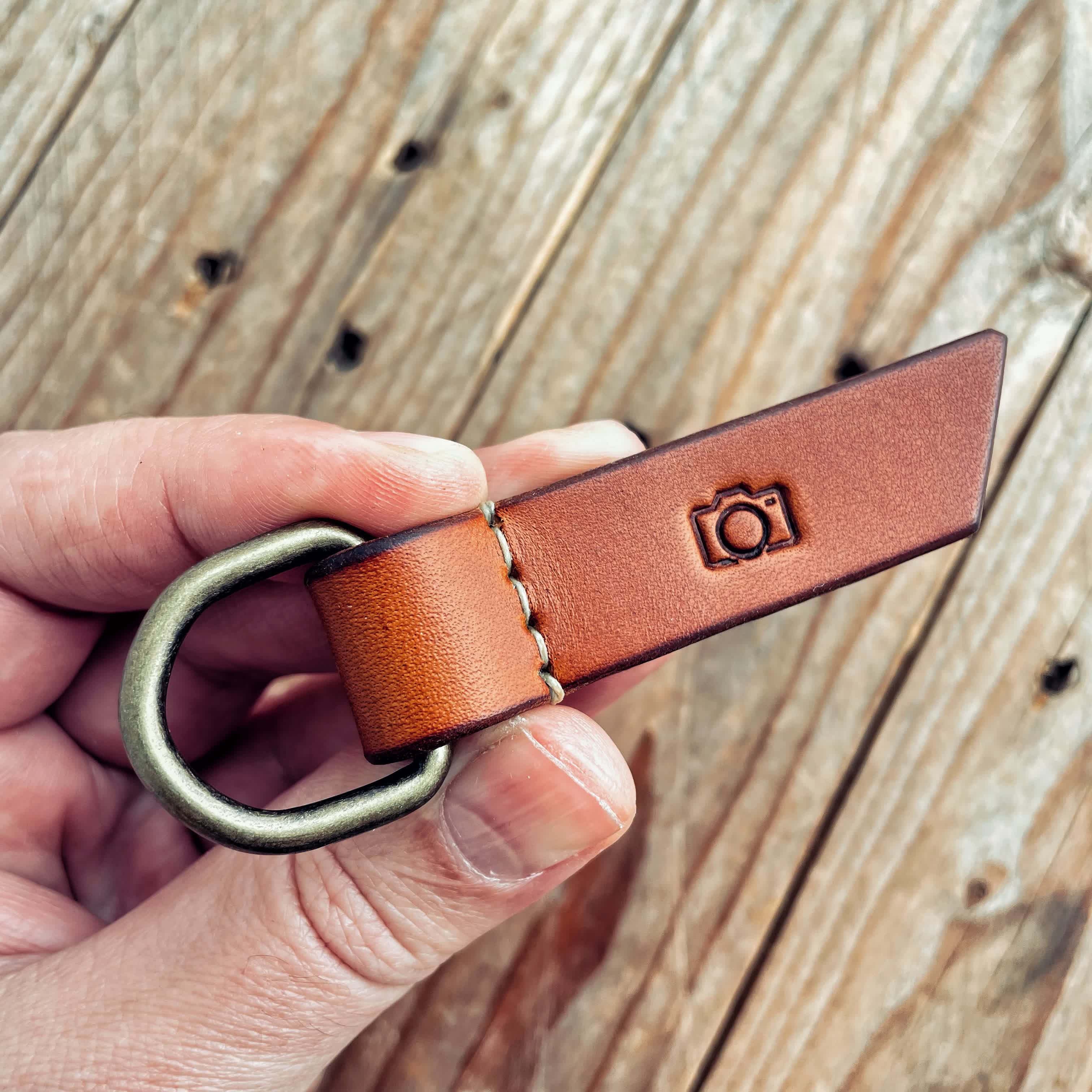 Lovecky Leather kožený přívěsek na klíče 21 se symbolem fotoaparátu – Zachraň výrobek Z6