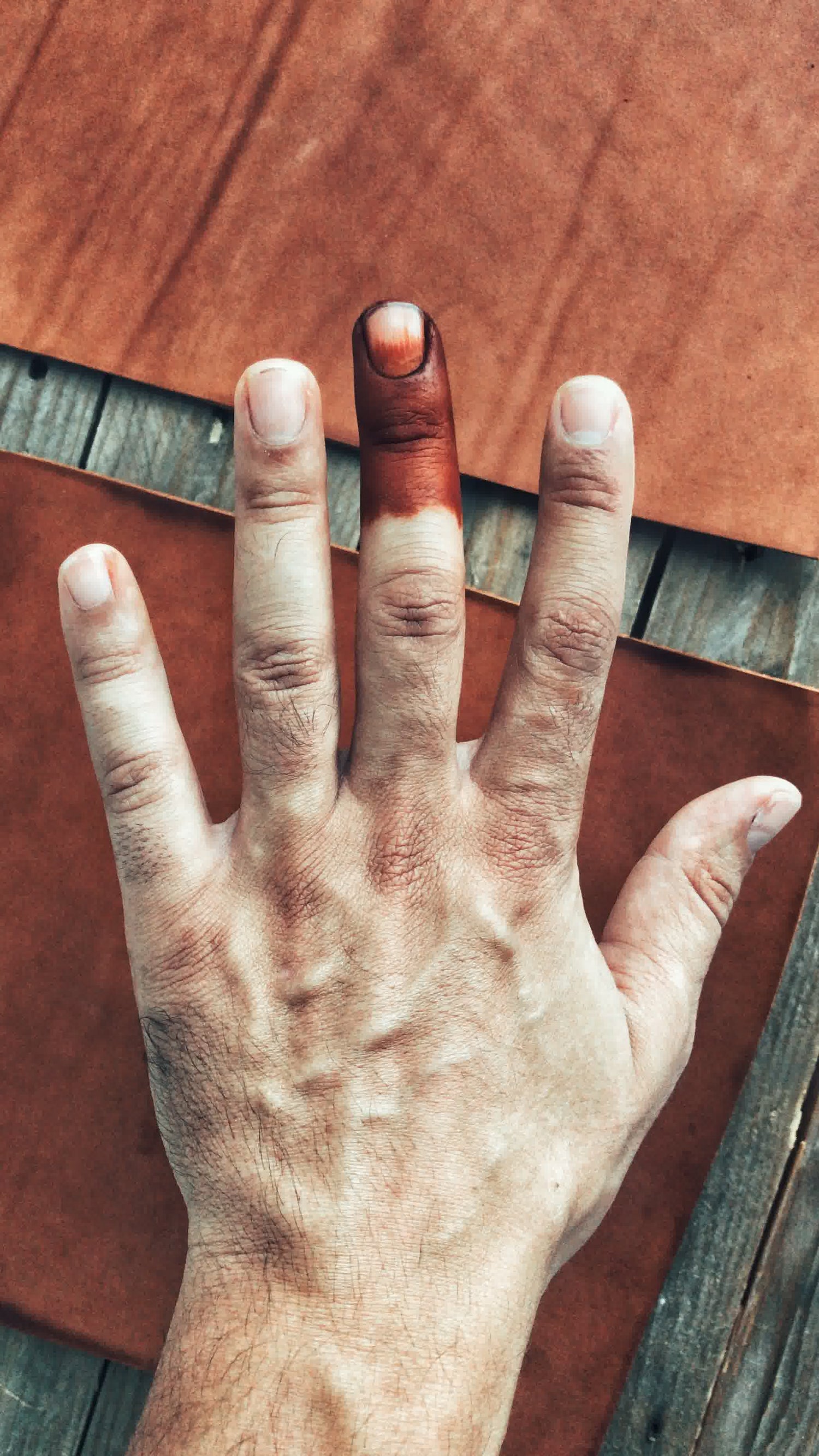 LOVECKY Leather ruční barvení pravé přírodní kůže – detail českého brašnářství z Brna při zakázkové výrobě kožených doplňků