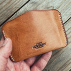 Lovecky Leather slim kožená peněženka 39 hnědá - detail kůže a ražby firemního loga