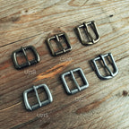 Lovecky Leather spony pro Opasek 25 – kovové přezky pro úzký kožený opasek, šířka 25 mm, v ocelovém a patinovaném provedení.