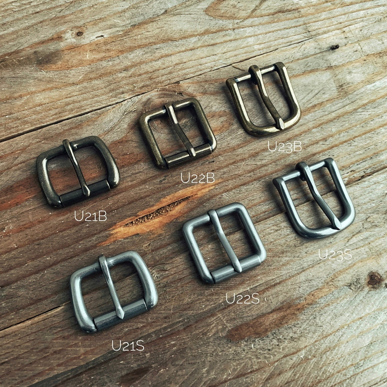 Lovecky Leather spony pro Opasek 25 – kovové přezky pro úzký kožený opasek, šířka 25 mm, v ocelovém a patinovaném provedení.