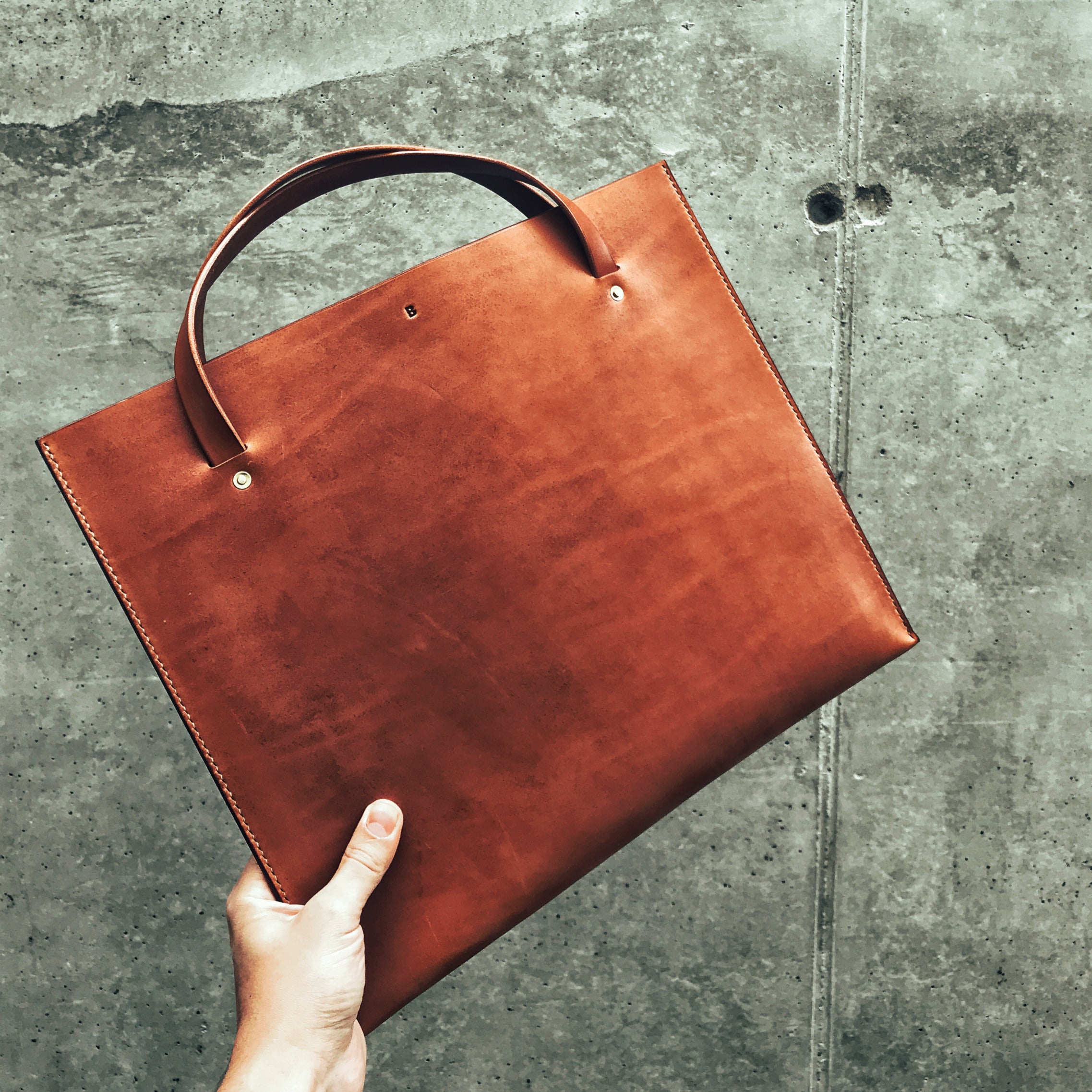 Lovecky Leather kožená pracovní taška 90 – ručně vyrobená z hovězí kůže, vhodná na notebook a dokumenty A4.