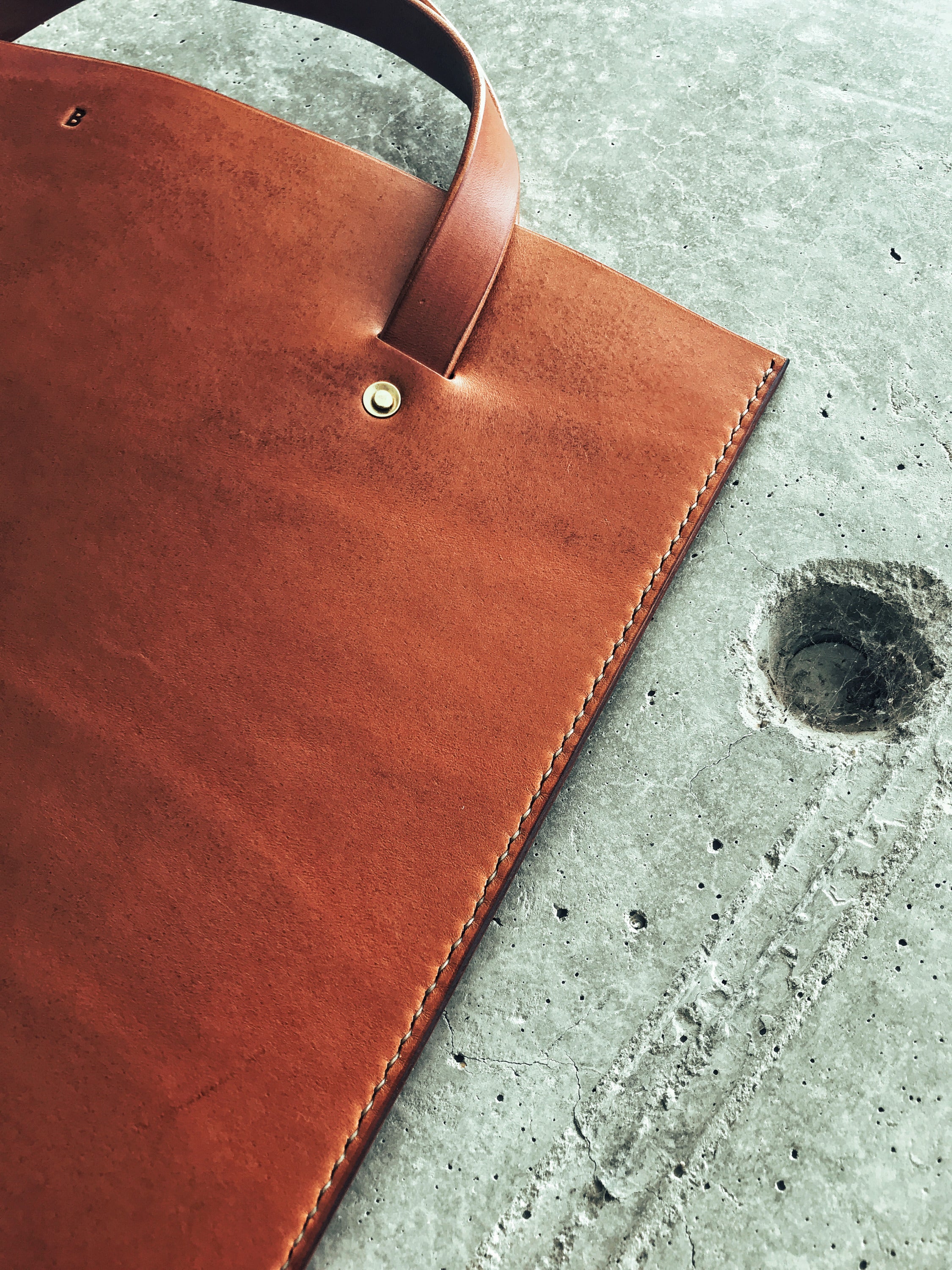 Lovecky Leather kožená taška 90 – detail ruční výroby z hovězí kůže. Taška vhodná na notebook 15–17″ a dokumenty A4.