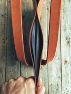 Lovecky Leather ručně šitá kožená taška 90 na dokumenty A4 a notebook – tradiční sedlářský steh, pravá hovězí kůže.