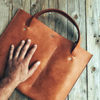 Lovecky Leather kožená taška 90 – ručně šitá kožená taška na notebook s rukojetí, přírodní hovězí kůže, pánská pracovní taška s elegantním designem.