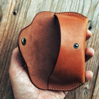 Lovecky Leather univerzální ručně vyrobené kožené pouzdro na brýle ve světle hnědé barvě – detail v ruce