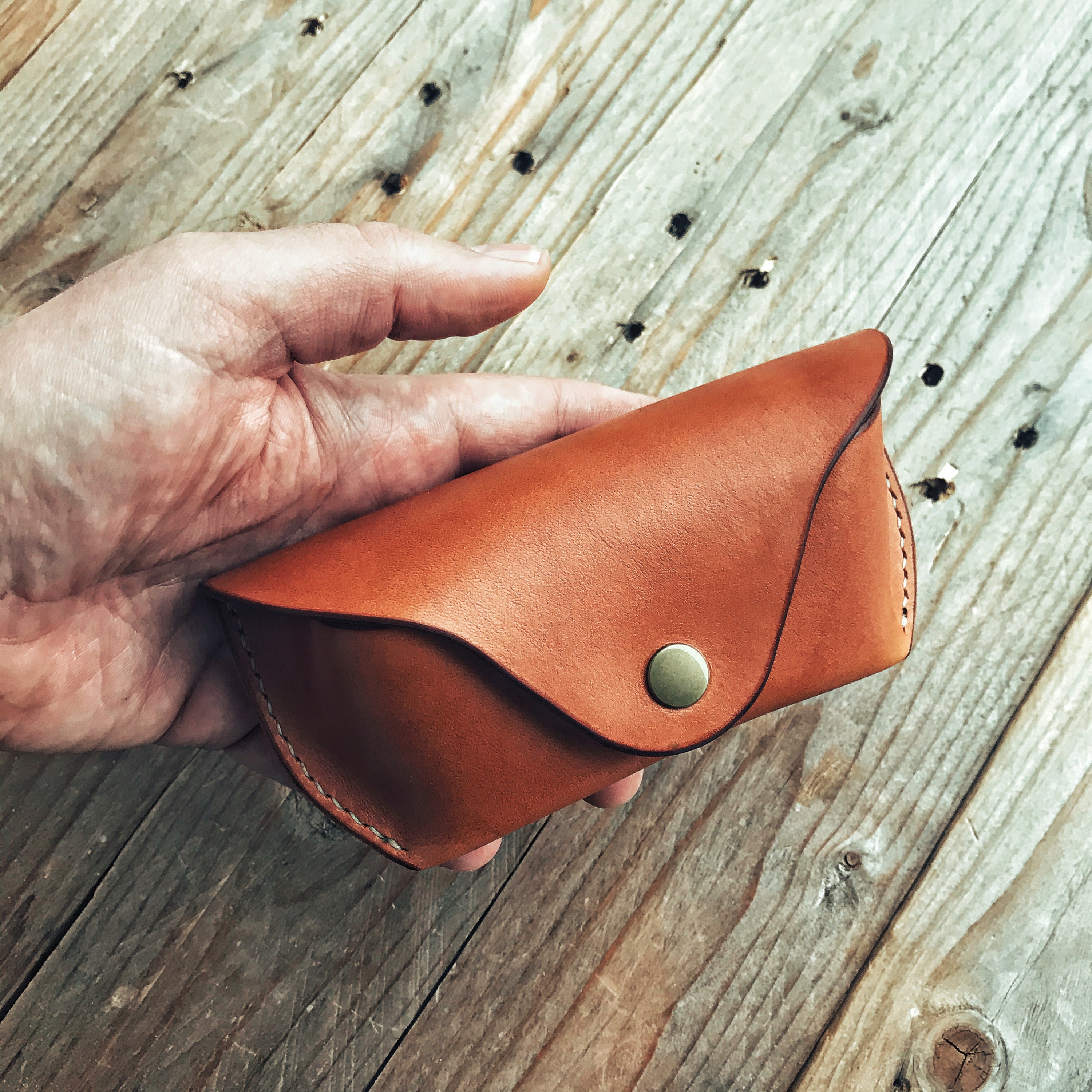 Lovecky Leather univerzální pouzdro na dioptrické i sluneční brýle – kožené, ručně šité, zapnuté na druk