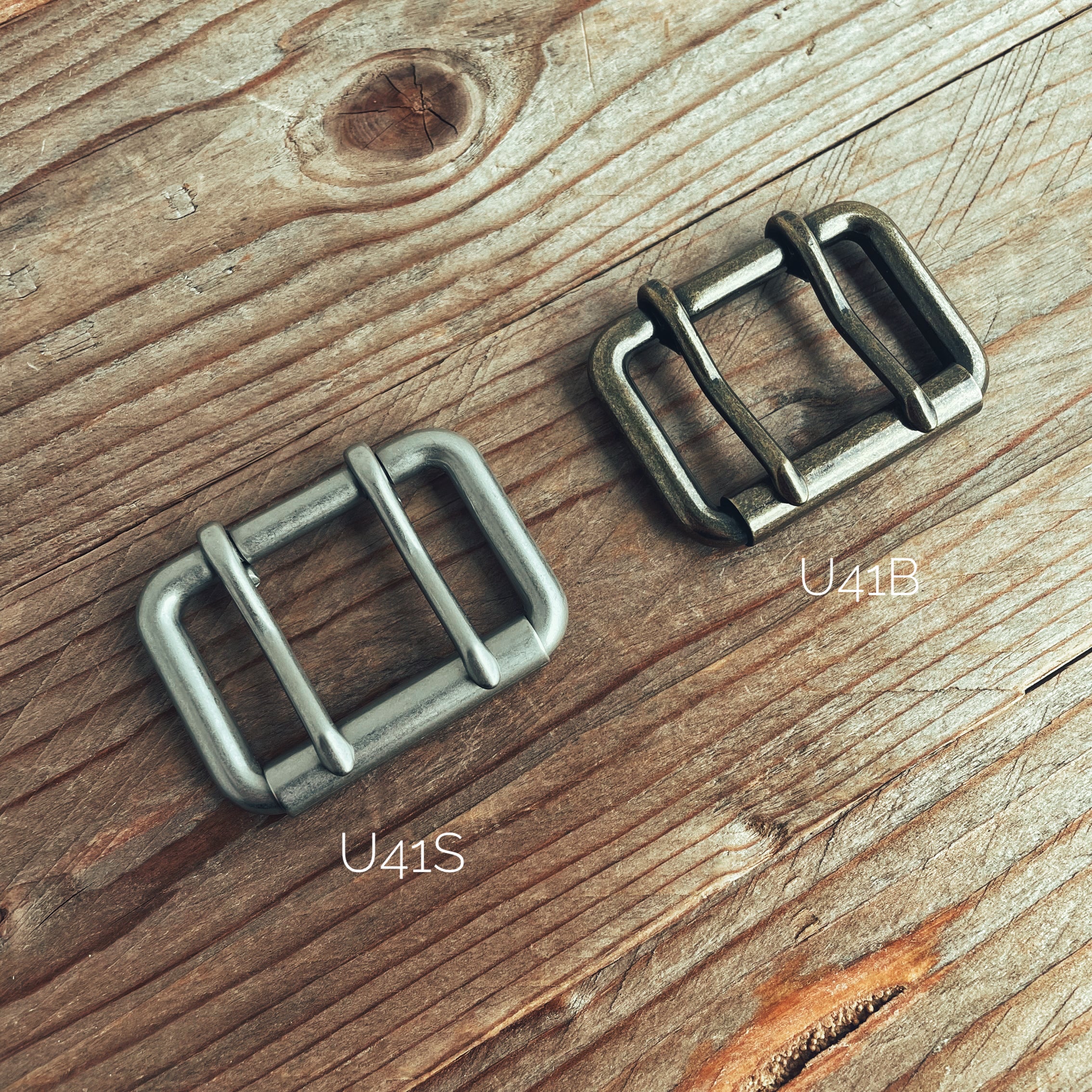 Lovecky Leather výběr spon pro široký kožený opasek 43 – dvojitá spona se dvěma trny, ocelové a patinované provedení.