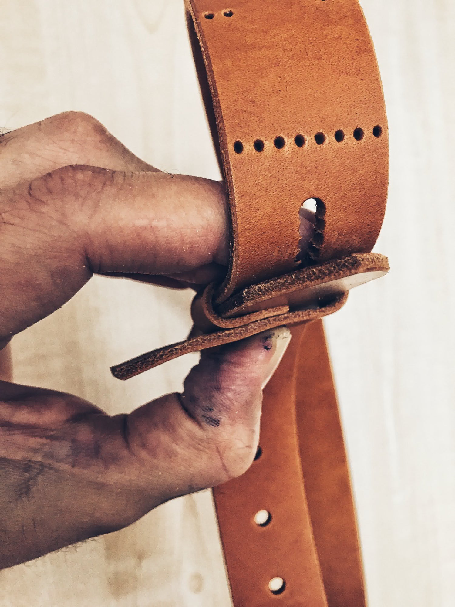 LOVECKY Leather výroba koženého opasku z pravé přírodní kůže na zakázku – ruční práce v Brně, Česká republika