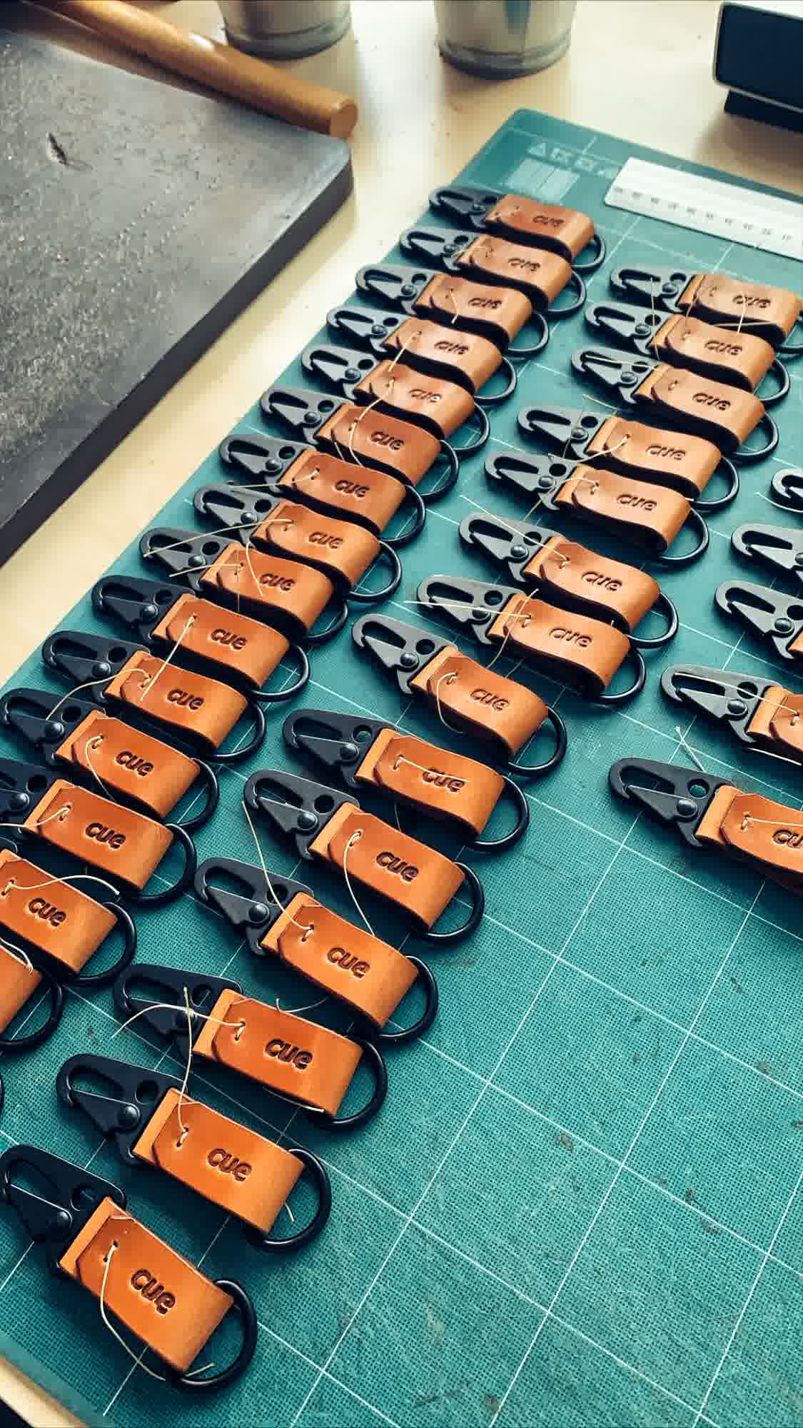 LOVECKY Leather zakázková výroba firemních klíčenek s logem – ručně vyráběné kožené klíčenky z pravé kůže pro firmy