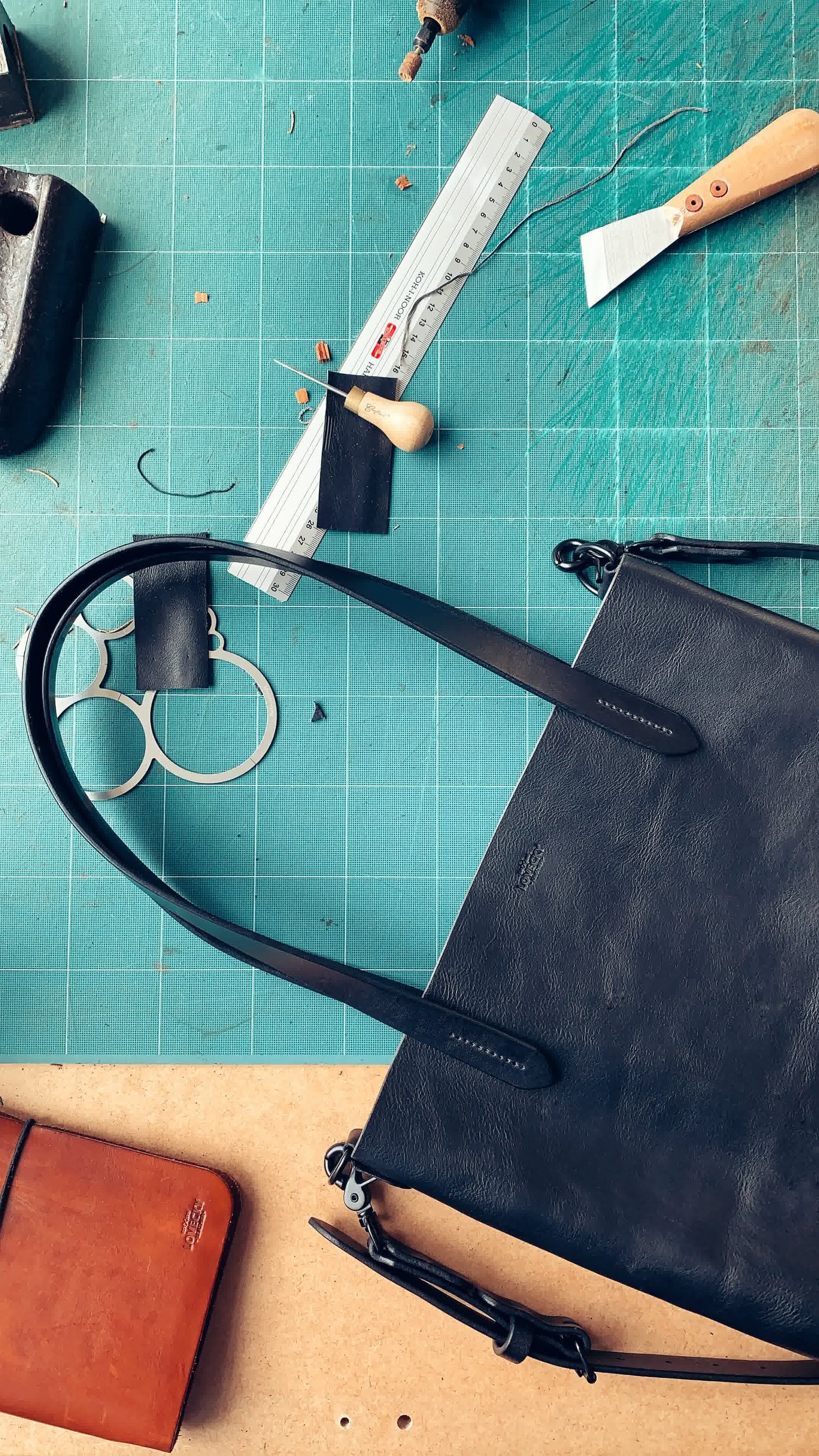 LOVECKY Leather zakázková výroba kožené kabelky na míru z pravé kůže – ruční výroba v Brně, Česká republika