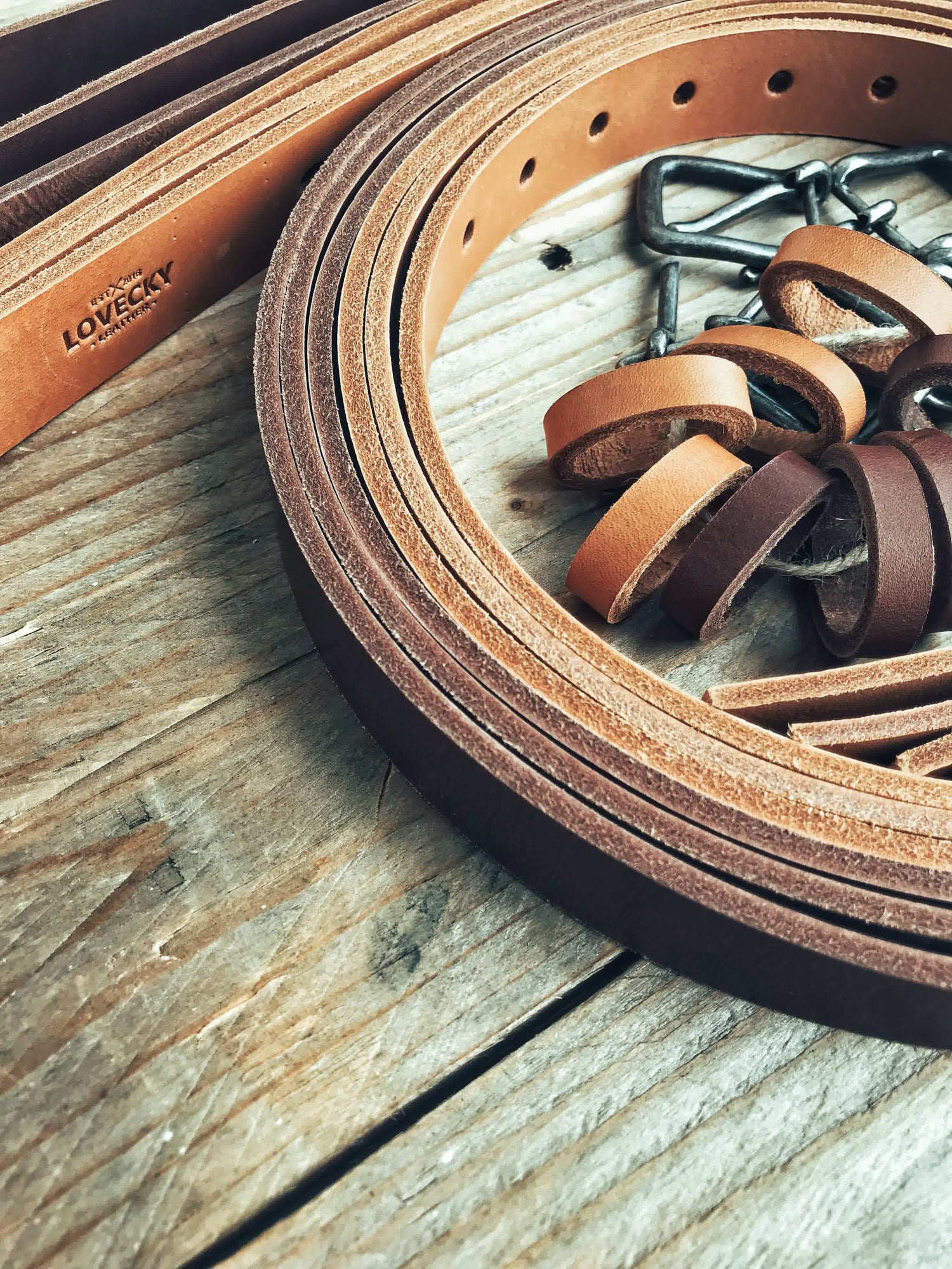 LOVECKY Leather zakázková výroba kožených opasků z pravé přírodní kůže – ručně vyráběné opasky v Brně, Česká republika