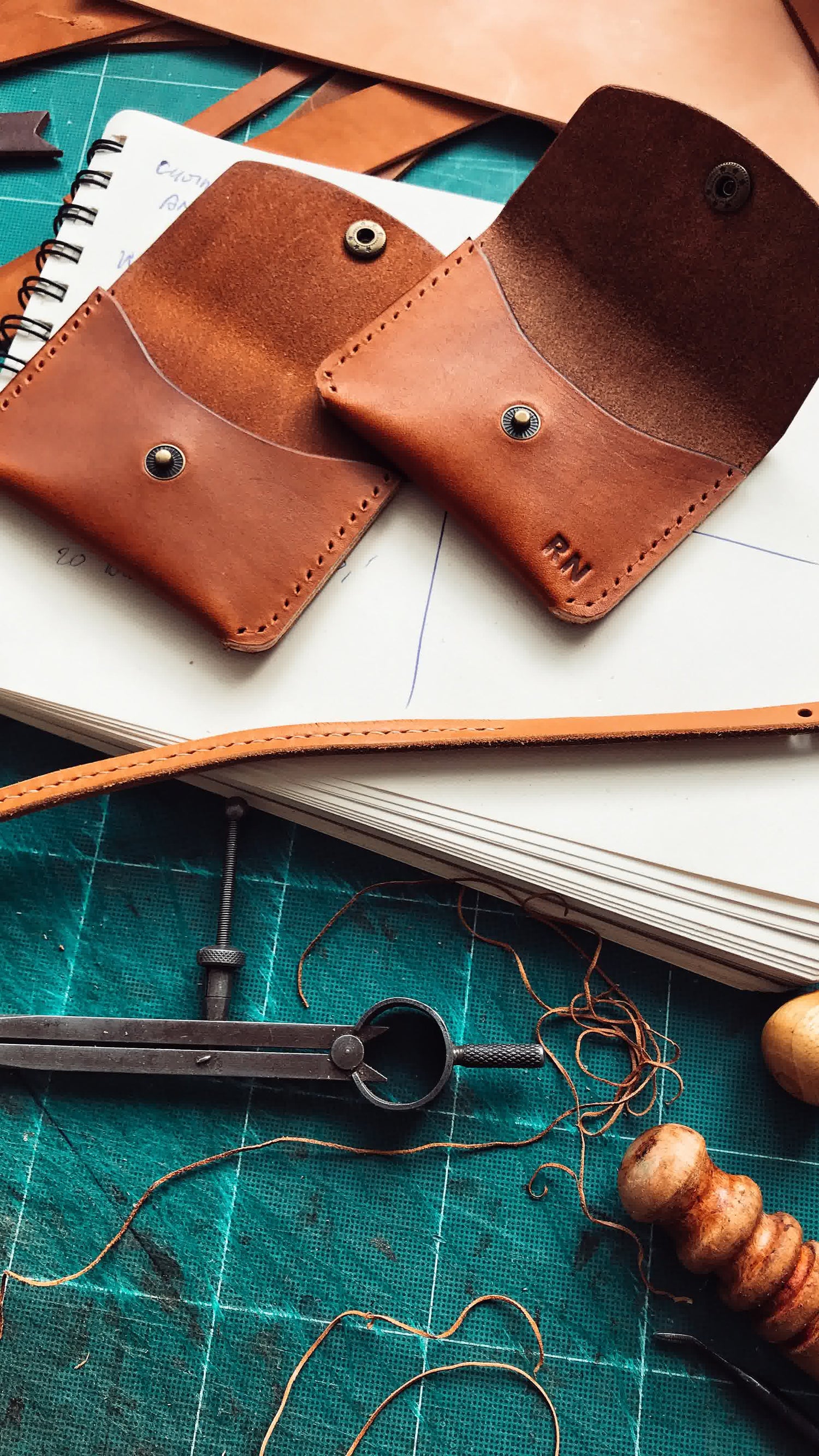 LOVECKY Leather zakázková výroba kožených peněženek a pouzder z pravé kůže s iniciály – ručně vyráběné kožené doplňky v Brně, Česká republika