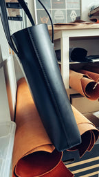 lovecky-leather-kabelka-85-cerna-detail-bok