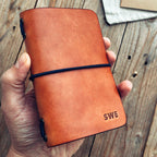 Lovecky Leather ručně vyrobený kožený obal 77 na diář a sešit A6, detail přední strany s gumičkou.