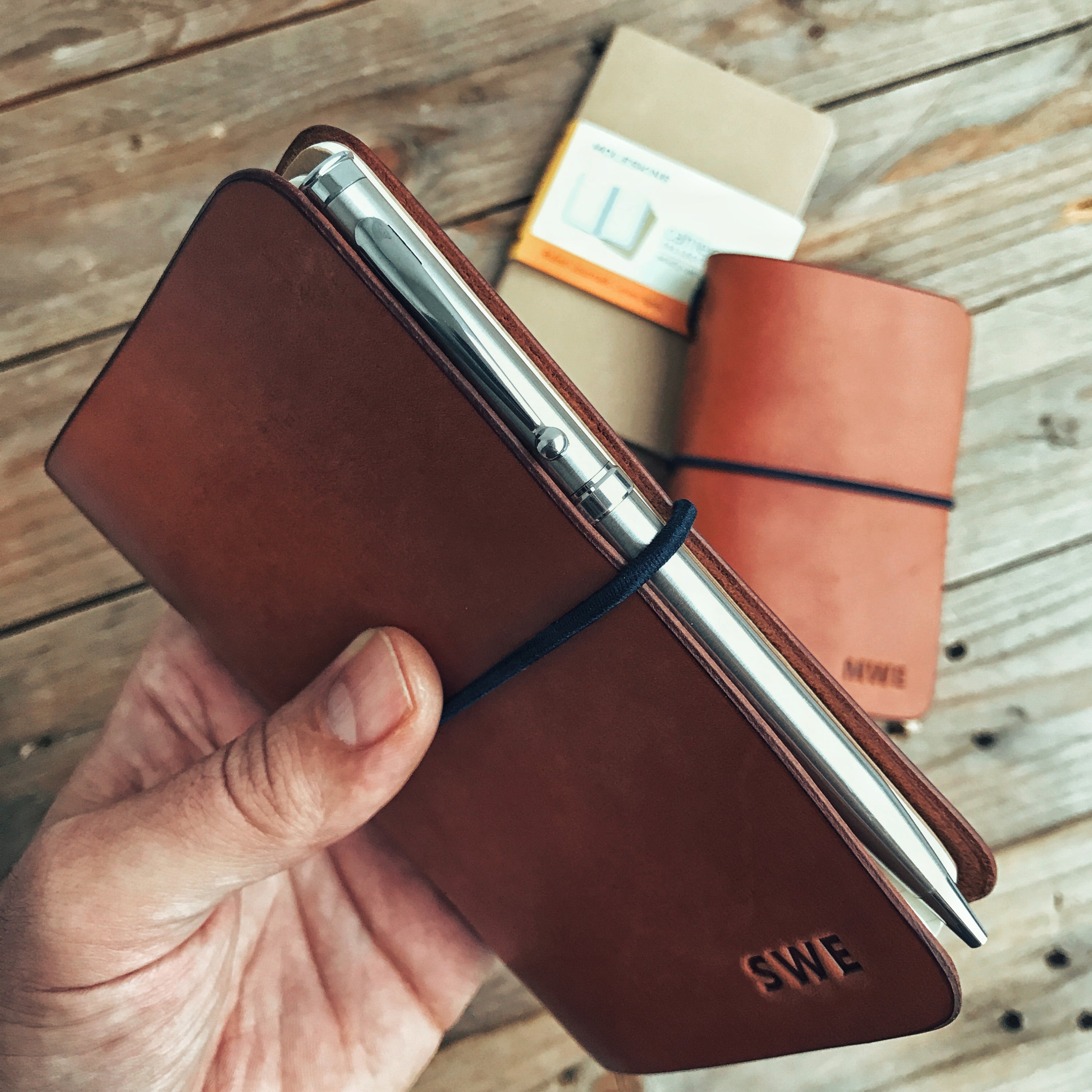 Lovecky Leather univerzální kožený obal 77 na diář a sešit s možností držáku na pero.