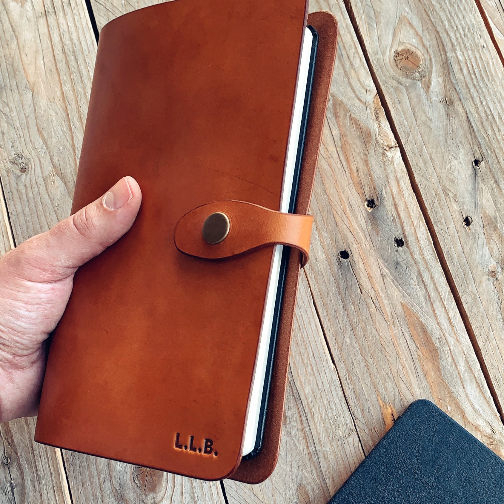 Lovecky Leather ručně vyrobený kožený obal 77 na diář s monogramem, hnědá kůže, zapínání na druk.