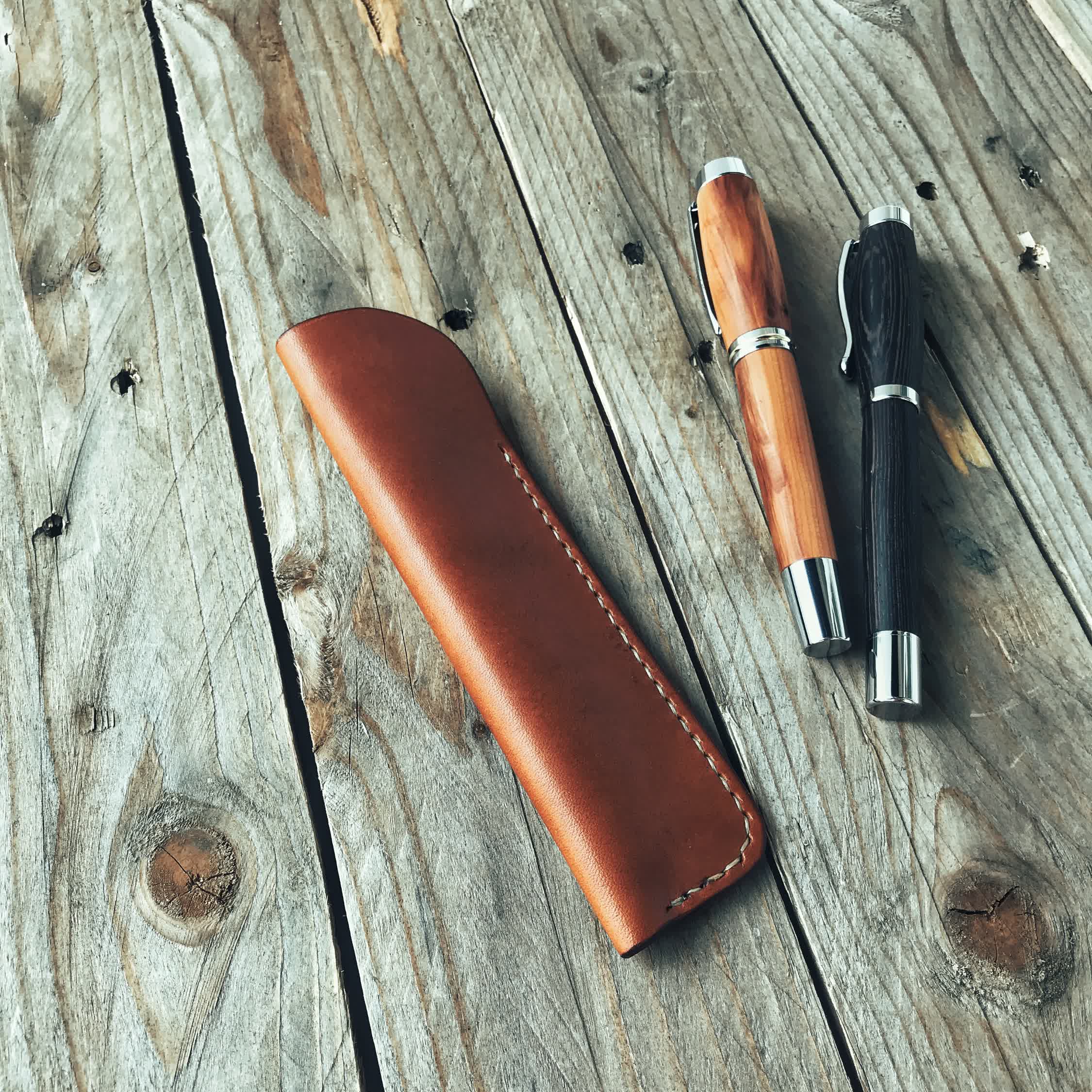 Lovecky Leather ručně vyrobené kožené pouzdro na pero a propisku – hnědá kůže - detail pouzdra a dvou pera