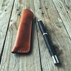 Lovecky Leather elegantní kožený obal na pero či propisku hnědé - pohled na pouzdro a jedno pero