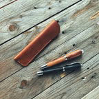 Lovecky Leather luxusní kožené pouzdro na pero nebo propisku – originální ruční práce českého brašnáře - pohled na hnědé pouzdro a dvě pera