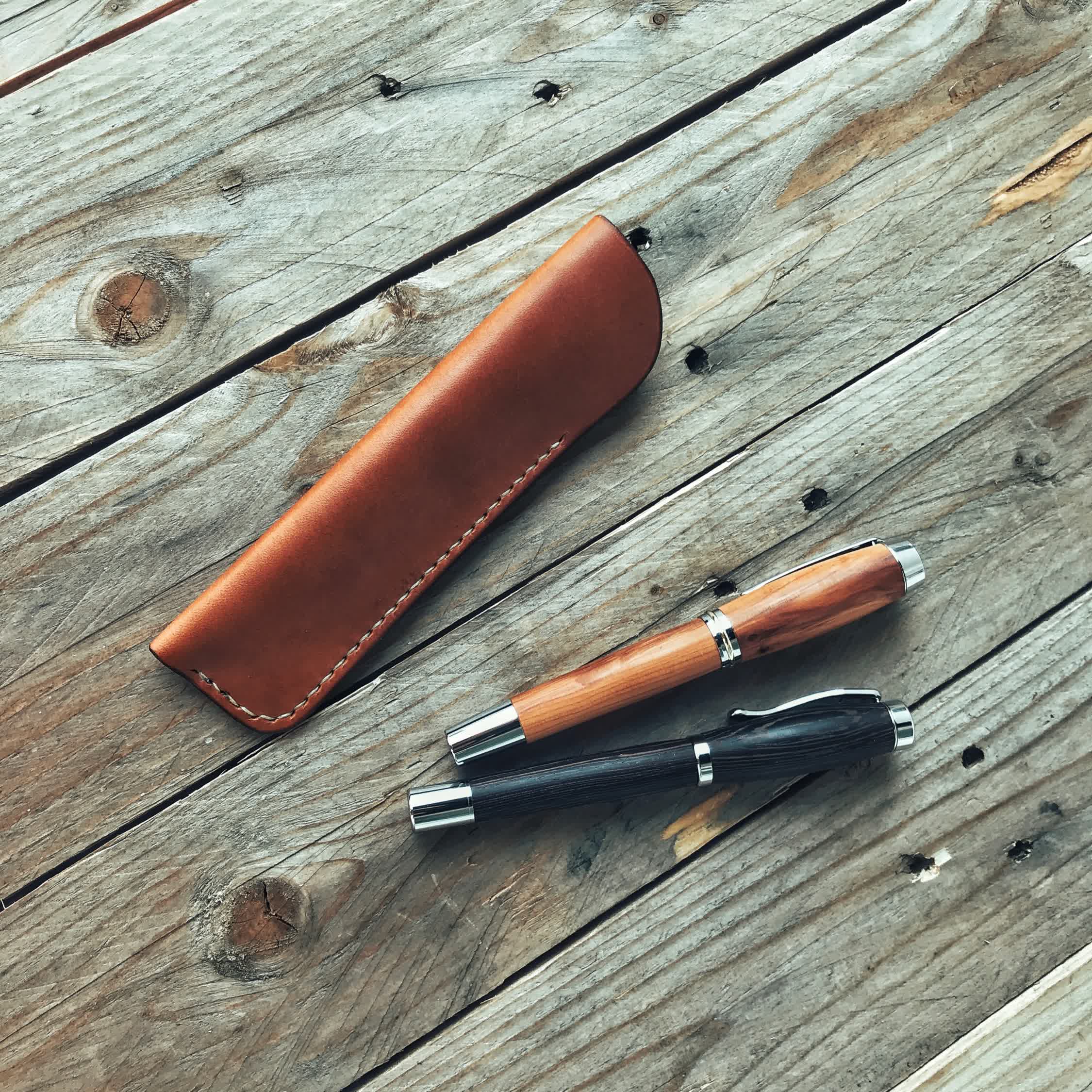 Lovecky Leather luxusní kožené pouzdro na pero nebo propisku – originální ruční práce českého brašnáře - pohled na hnědé pouzdro a dvě pera