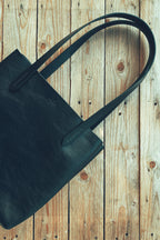 Lovecky Leather kožená kabelka 72 – detail ručně šitých uch u černé tote bag, poctivá česká výroba.