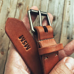 Lovecky Leather kožený opasek 25 mm úzký – detail přezky a ražby iniciálů, ručně šitý opasek z pravé hovězí kůže.