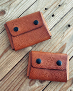 Dvě peněženky 45 – velikost L a XL, světle hnědá kůže, zavřené, pohled shora, Lovecky Leather