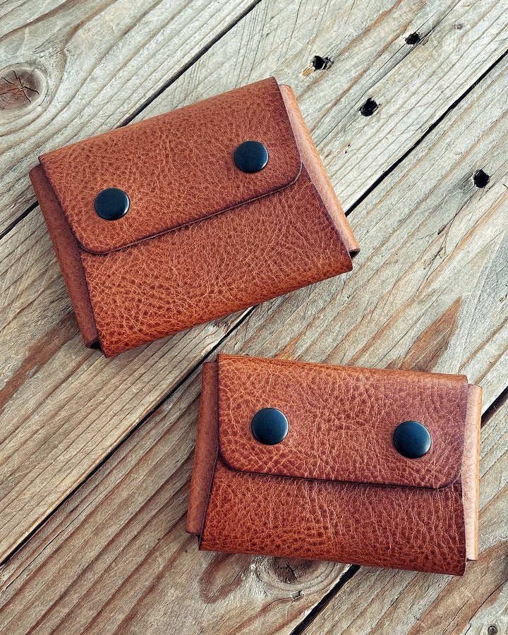 Dvě peněženky 45 – velikost L a XL, světle hnědá kůže, zavřené, pohled shora, Lovecky Leather