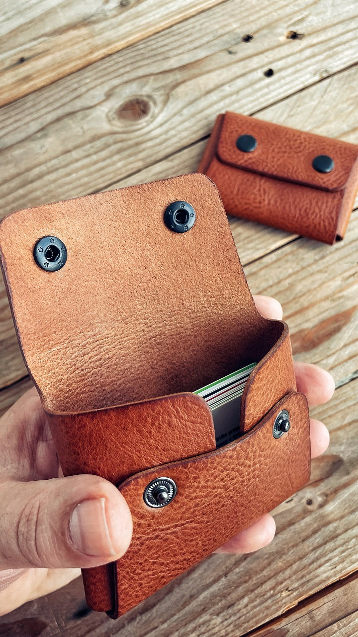 Peněženka 45 velikost XL, světle hnědá, otevřená s kartami a bankovkami, Lovecky Leather