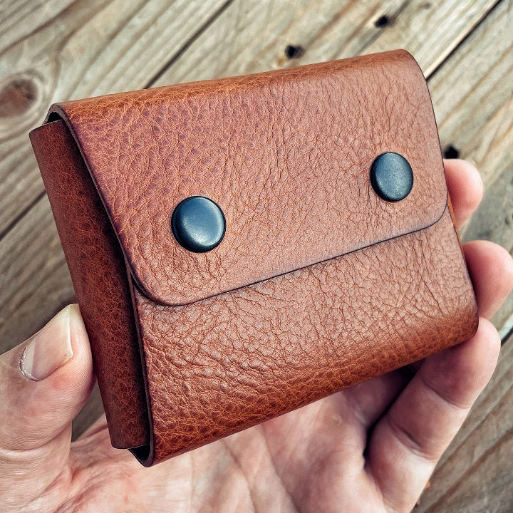 Peněženka 45 velikost XL, světle hnědá, zavřená, držená v ruce, Lovecky Leather