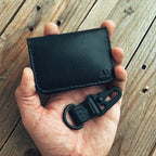 Černá kožená peněženka 59 s monogramem a klíčenkou – ruční výroba