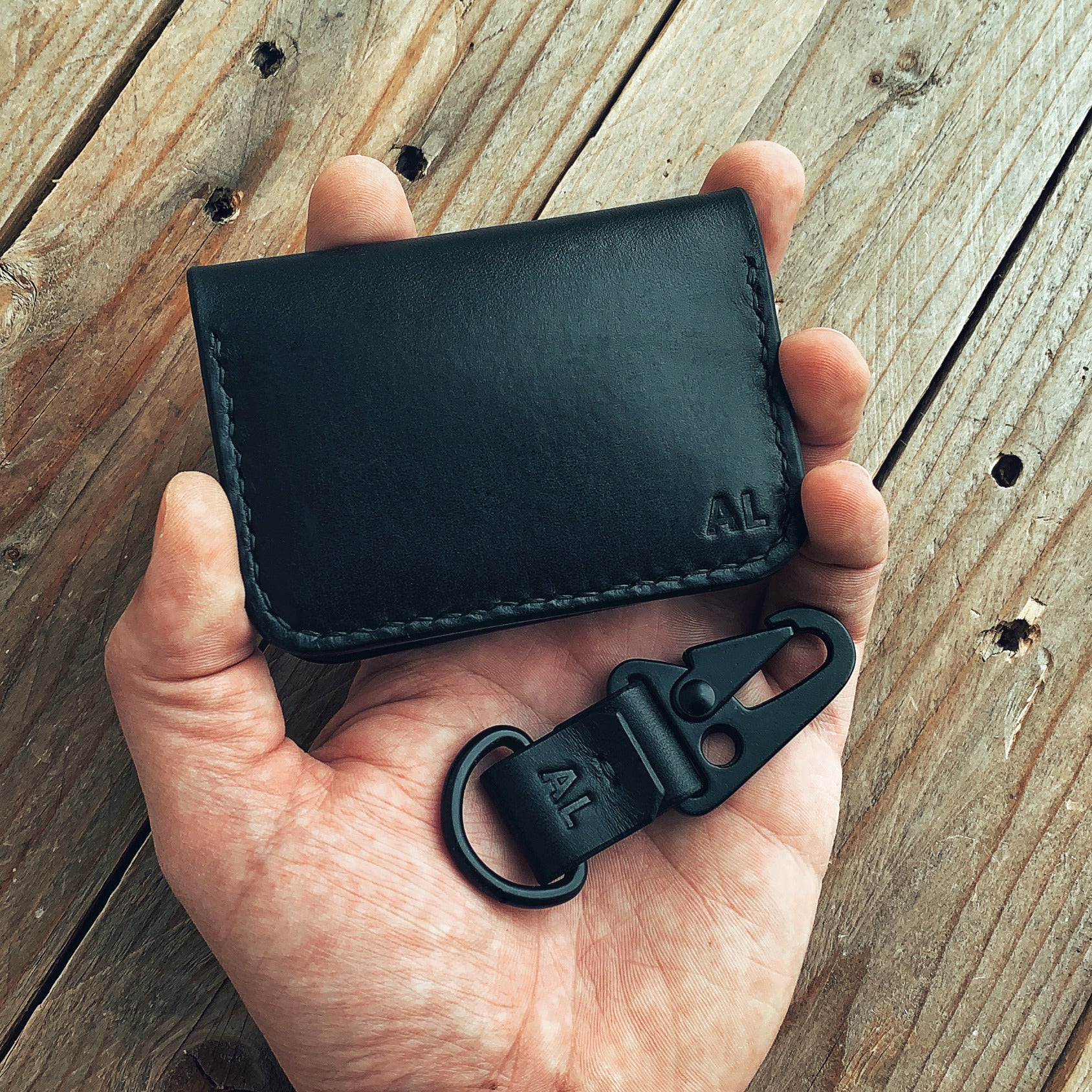 Černá kožená peněženka 59 s monogramem a klíčenkou – ruční výroba