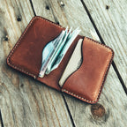 Světle hnědá peněženka 59 – otevřená, s kartami a bankovkami