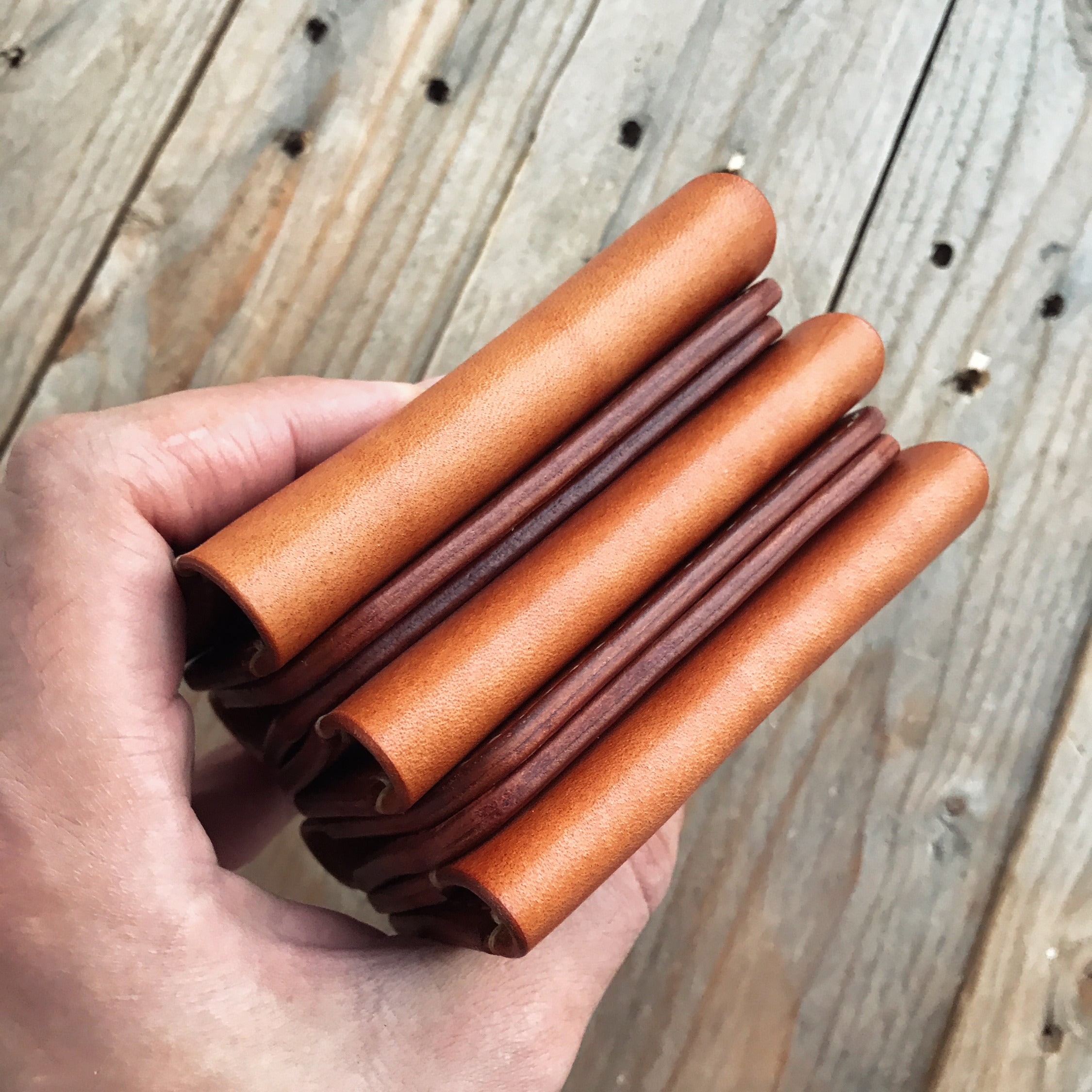 Světle hnědá peněženka 59 – pohled z boku, ručně šitá hrana