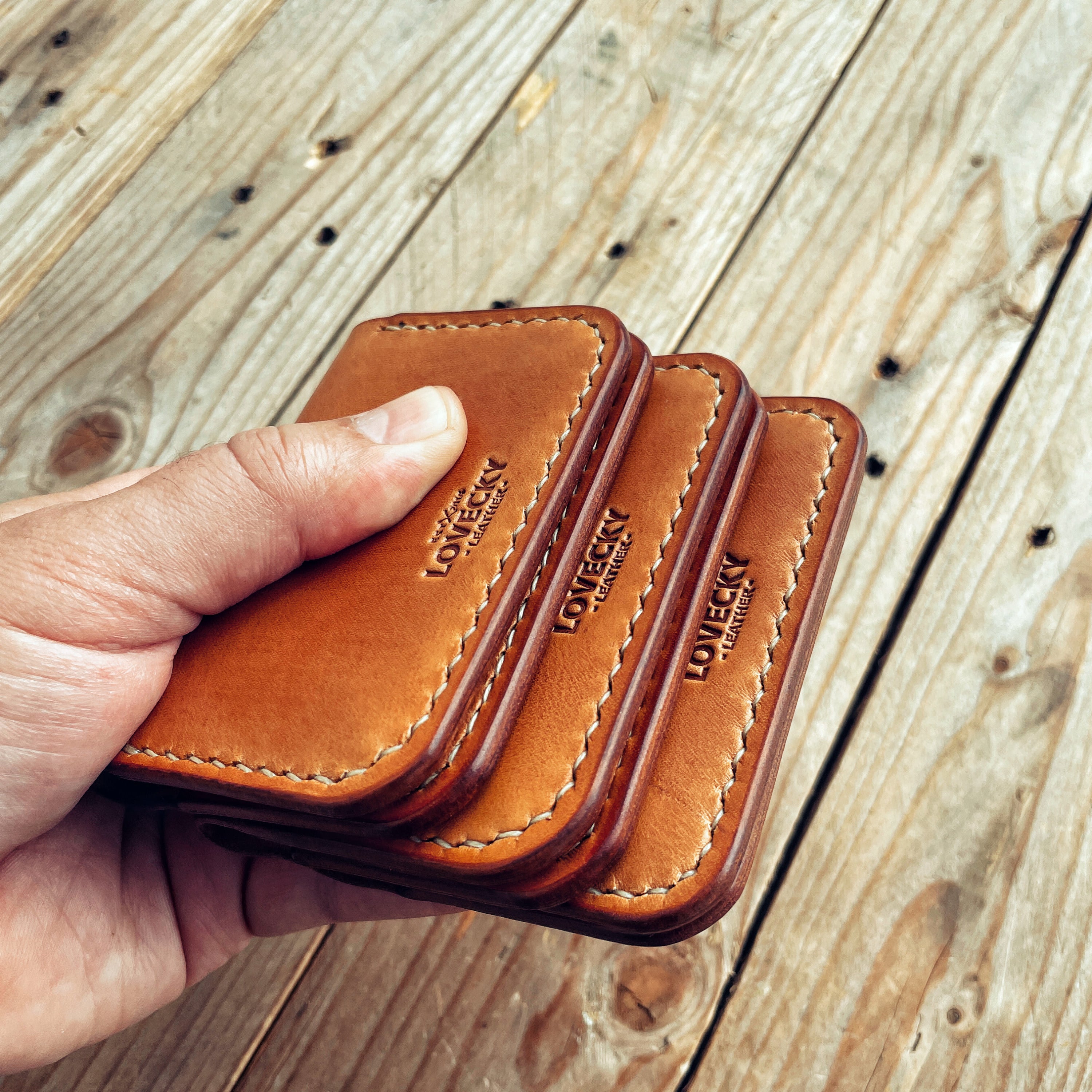 Světle hnědá kožená peněženka 59 LOVECKY Leather – tři kusy v ruce